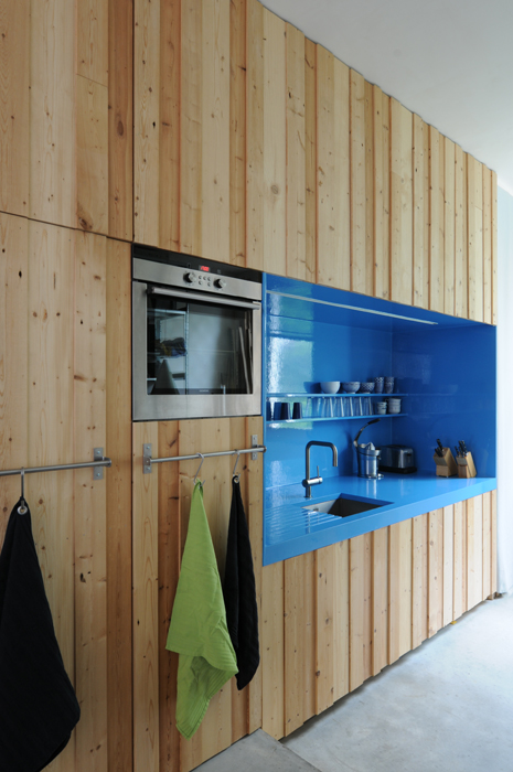 houten keukenwand met blauwe nis